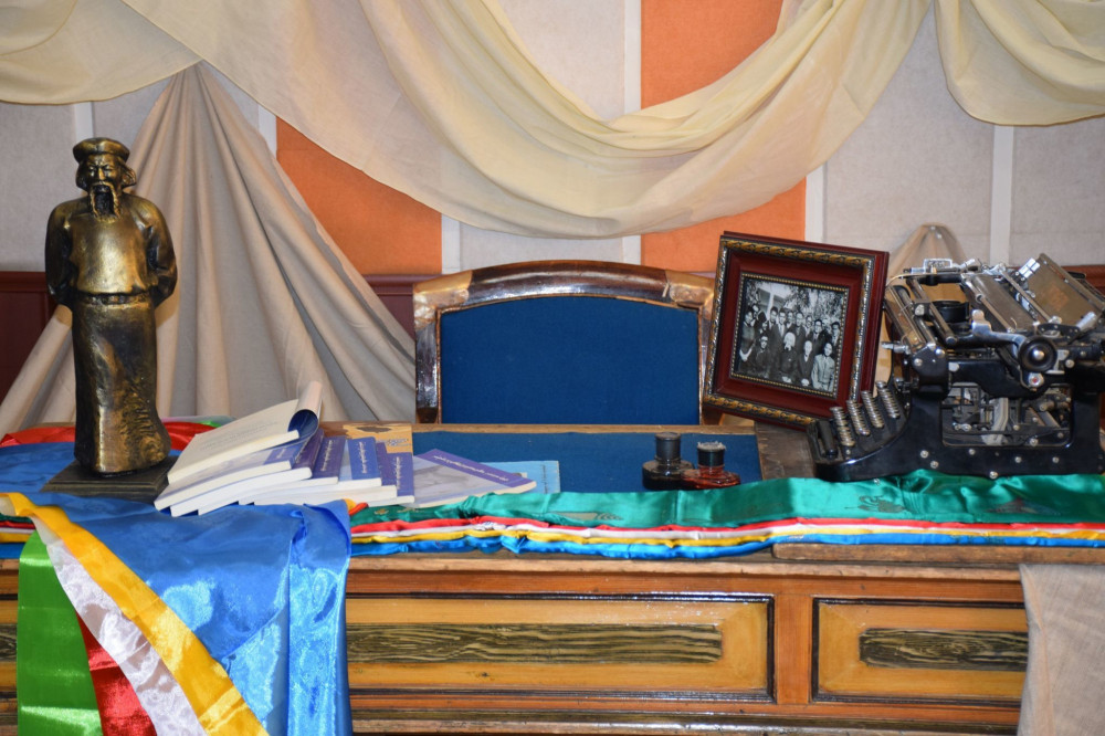 Монголын хуучны ном судрын 100 жилийн түүхийг сөхсөн нь